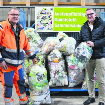 Waltenschwil sammelt Plastik - Das Plastiktrennen ist eine gute Sache, finden Daniel Schmitter, Leiter des Werkhofs, und Gemeinderat Jörg Ackermann. Ein Grossteil der Bevölkerung macht mit. Bild: Annemarie Keusch