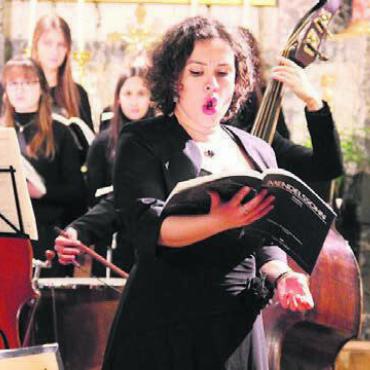 «Früchte unserer Anstrengung» - Sopranistin Julia Frischknecht hatte mit dem Kantichor in der katholischen Kirche in Wohlen ein Heimspiel.