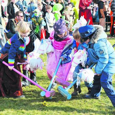 Im Rausch der Fasnacht - Ein Polo-Duell auf dem Klosterhof. 400 grosse und kleine Fasnächtler belebten «Schnetz ond Plonder». Bild: Annemarie Keusch
