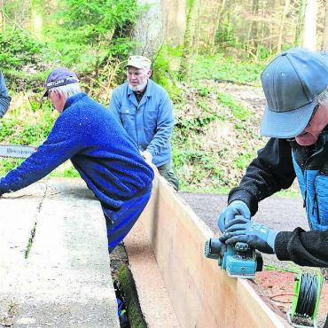 Wem gehört der Wald? - Bestens ausgerüstet und motiviert, die «Zimmerei-Fachleute» beim Ersatz von Tisch und Sitzbänken bei der Mannlihütte.