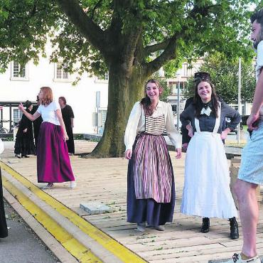 Countdown läuft - Adrian Meyer (links) gibt den Schauspielern wertvolle Ratschläge. Vieles läuft gut, nur noch der Feinschliff fehlt. Bild: Susanne Schild