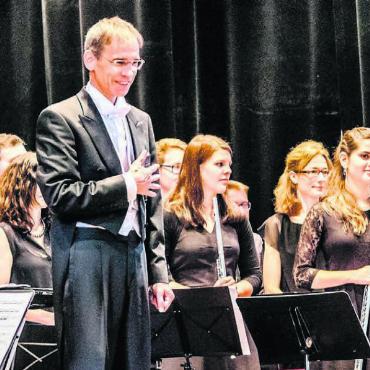 Die Musik im Zentrum - Auch nach zwanzig Jahren fühlt sich der musikalische Leiter der Musik Muri wohl in seiner Rolle. Er schwärmt: «Das ist das Schöne bei Musik Muri. Man gibt einen Impuls und sofort sprudeln die Ideen.» Bild: Archiv