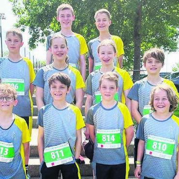 Erfolgreicher Pfingstlauf - Die jungen Läuferinnen und Läufer freuen sich am Wettkampf in den Niedermatten in Wohlen über gute Ergebnisse. Bild: zg
