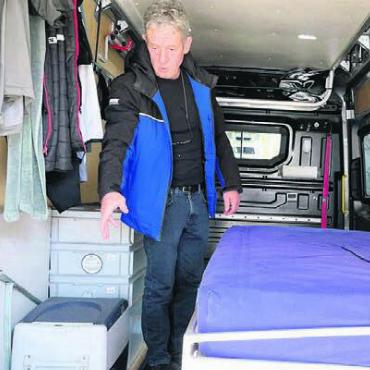 Vollgas mit 66 Jahren - Den Camper hat Otto Braunwalder extra für seine Motocross-Reisen eingerichtet.