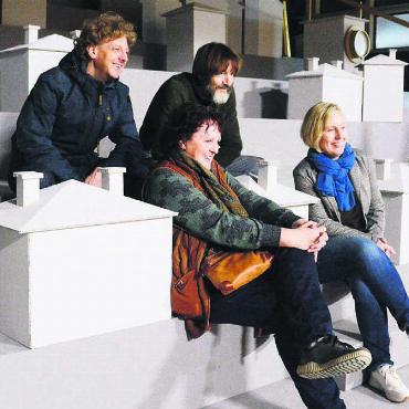 Baustelle wird zum Theatersaal - Posieren für die Fotografen (von links): Pascal Meier (Leiter Kommunikation), Hildegard Hilfiker (Präsidentin), Niklaus Meyer (Bauchef) und Manuela Meyer-Mäder (Gastroleiterin) setzen sich dafür mitten in die Kulissen. Bilder: Chregi Hansen / zg