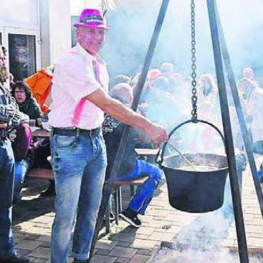 Heisse Suppe vom Ofenfeuer - Am Schmudo gibt es in alter Tradition beim Restaurant Löwen in Boswil über Mittag eine heisse Suppe. Bild: zg
