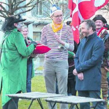Fasnacht: Macht abgegeben - Die Schultheisse übergeben die Schlüssel den Gemeinderäten. Bild: ake