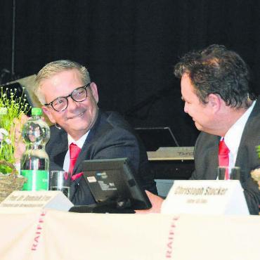 Den Mitbewerbern ebenbürtig - Ob dem guten Jahresrückblick der Raiffeisen Oberfreiamt lässt es sich gut lachen: Marc Jordan, Vorsitzender der Bankleitung (links), und Dominik Erny, Präsident des Verwaltungsrates. Bild: Celeste Blanc