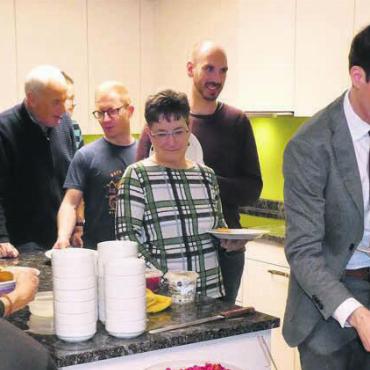 Begegnung zwischen den Kulturen - Zur Feier gehörte auch das anschliessende Essen mit Köstlichkeiten aus aller Welt. Bild: zg