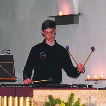 Aus jedem einzelnen Herzen - Andreas Meienberg begleitete den Gesang an der Marimba.