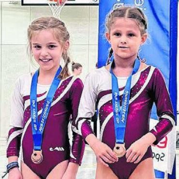 Bereit für die Wettkämpfe - Noa Meier (4. Platz, links) und Giulia Kempf (5. Platz) verpassten nur knapp das Podest. Bild: zg
