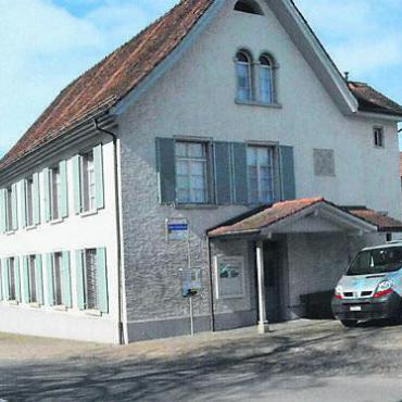 Waltenschwil: Lokal Tempo 30 - Die Bushaltestelle Altes Schulhaus soll bald saniert werden. Bild: cbl