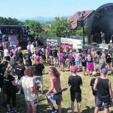 Der legendäre Sturm blieb aus - Die Freiämter Metalband «Justice League» hat sich etwas Besonderes einfallen lassen: Sie spendet ihre Gage dem Publikum in Form von Freibier.