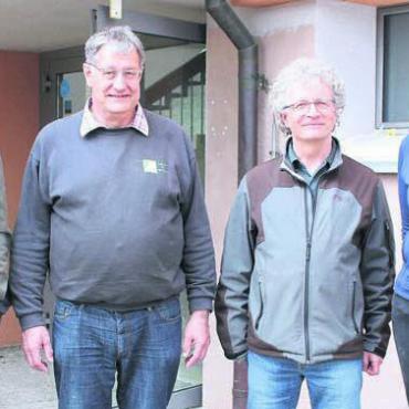 Arbeiten laufen auf Hochtouren - Adrian Hirschi, Projektleiter Beck Schwimmbadbau AG, Pius Wiss, Projektpräsident Schwimmbad, Yves Siegrist, Langenegger Architekten, und Bea Gisi, Projektpräsidentin Sanierung Mehrzweckhalle. Bild: rah