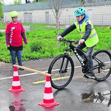 Korrektes Verhalten im Verkehr - Im Verkehrsgarten konnten die jungen Verkehrsteilnehmenden gut üben. Bild: zg