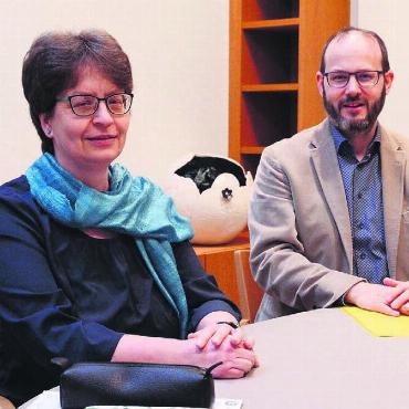 Einsamkeit entgegenwirken - Pfarrerin Brigitta Josef und Sozialdiakon Roman Bamert ist es wichtig, das kirchliche Angebot gegen Einsamkeit zu erweitern. Bild: Celeste Blanc