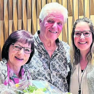 30 Jahre das Clubhaus gereinigt - Vreni und Sepp Laubacher, scheidendes Reinigungsteam, mit Jasmin Döbeli, Aktuarin des Tennisclubs. Bilder: zg