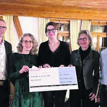 Stattlicher Betrag zusammengekommen - Kiwanismitglieder Buki Kreyenbühl und Marcel Villiger mit den Hörschatzvertreterinnen Gabriela Meissner, Franziska von Grüningen und Monika Obrist (von links). Bild: zg
