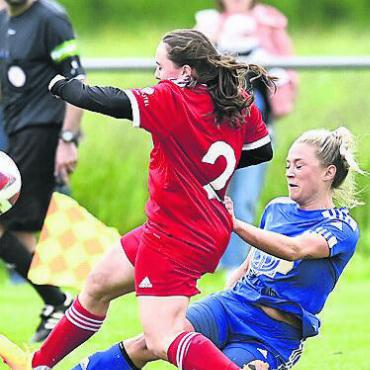 First Lady des FC Wohlen - Sandy Steinmann (r.) in Aktion. Bild: awa