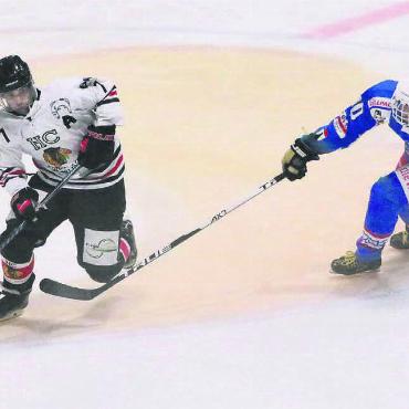 Verkehrte Freiämter Eishockey-Welt - Fi-Gös Joel Nietlisbach (links) gegen Wohlens Christian Streuli. Das erste Derby hat Fi-Gö mit 8:1 gewonnen und ist nach langer Zeit erstmals Favorit fürs Rückspiel. Bild: Archiv/jl