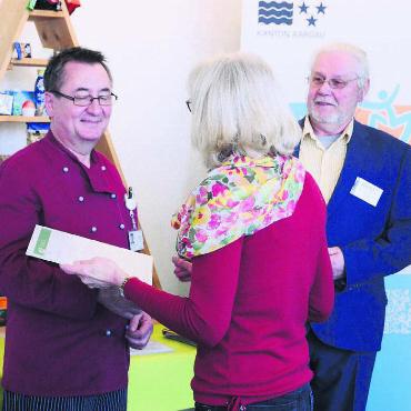 «Es ist eine Wertschätzung an die Arbeit.» Markus Weishaupt (Leiter Hotellerie Spital Muri, links) und Heinz Widmer (Leiter VAAS) bekommmen von Projektkoordinatorin Beatrice Meier das Zertifikat überreicht. Bild: Celeste Blanc
