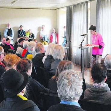 Vielseitigkeit der Landschaft - Kuratorin Sadhyo Niederberger begrüsst mit Lukas Kubik an der Vernissage. Bild: cbl