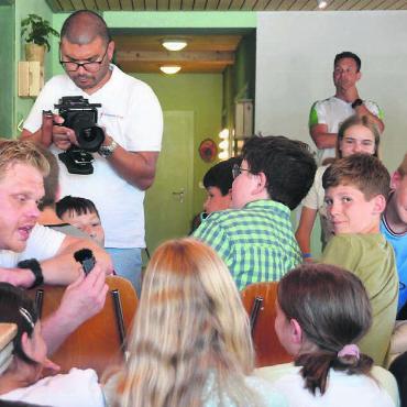 Dann lieber gar nichts sagen - Gabriel «Gabri» Oldham im Gespräch mit den Jugendlichen – das Thema Mobbing betrifft ganz viele. Bilder: Annemarie Keusch