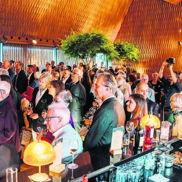 Die Tradition geht weiter - Der neue Saal ist das Herzstück des «Drei-Häuser-Hotels». Zur Eröffnung drängte sich hier die Prominenz, um miteinander zu feiern. Bild: zg
