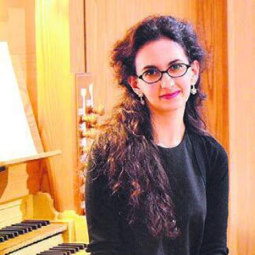 Klosterkirche ertönt wieder - Susanna Soffiantini ist Organistin der Stadtkirche in Bremgarten und zeigt nun in Muri ihr Können. Bild: zg