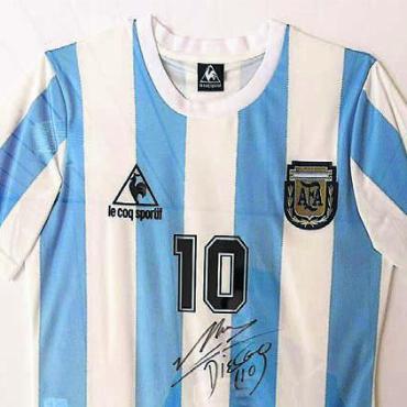 Sogar der Sohn heisst Diego - Das Originaltrikot von Maradona hängt im Schlafzimmer von Pascal Jenny. Bild: zg