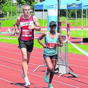 Der Hitze getrotzt - Markus Joho (links) von der LR Wohlen hinter Meskerem Feyssa, die bei den Frauen den Gesamtsieg holen konnte.