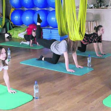 Flüchtlinge für Flüchtlinge - Ksenia (vorne rechts) leitet und organisiert die Yoga-Stunden für Ukrainerinnen und Ukrainer.