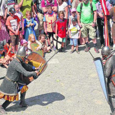 Soldaten treffen auf Pilger - Bild: Daniel Severin Viel mittelalterliches Spektakel wird am Wochenende vom 12. bis 14. Mai auf dem Schloss Lenzburg geboten.