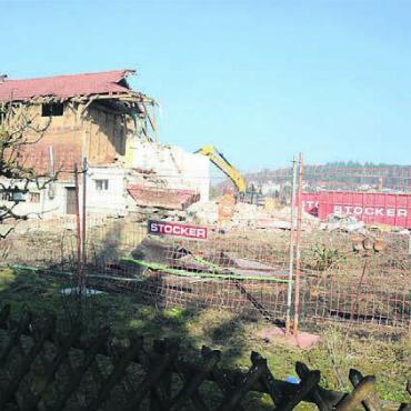 Baubeginn im Eggental - Die Abbrucharbeiten sind gestartet, in den kommenden Monaten sollen hier im Eggental-Quartier fünf neue Mehrfamilienhäuser entstehen. Bild: chh