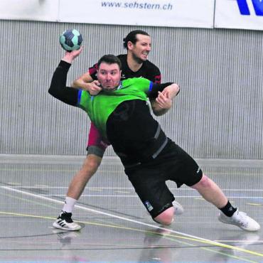 Den Pitbull abgeschüttelt - Duell der Team-Captains: Wohlens Manuel Frey (hinten) bringt Mutschellens Pascal Baur zu Fall.