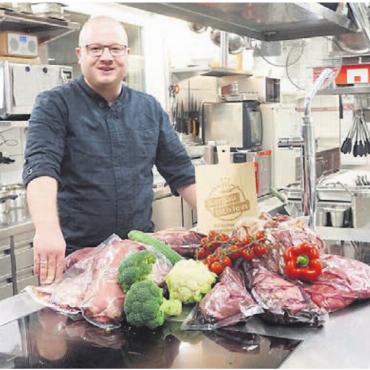 Der «Huwyler» pflegt ein perfektes Generationenmodell - Fleischfachmann Martin Lang: Metzger, Koch und Gastgeber im bewährten Speiserestaurant Huwyler in Merenschwand. Bild: rts