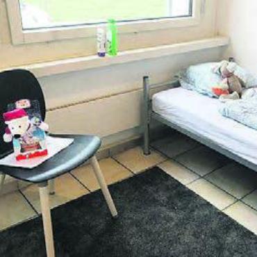Ankommen und Struktur finden - Einfach, aber liebevoll wartet auf jedes ankommende Kind sein Bett mit Stofftier.