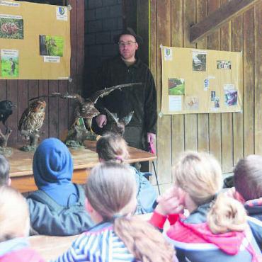 Zu Besuch bei «Herrn Jäger» - Nicht nur Kinder müssen zur Schule, auch wer Jäger werden will, das erklärten Martin Keusch (links) und André Luzio.