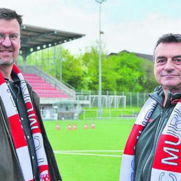 FC und Gemeinde feiern - Gemeinderat Beat Küng (links) und Jimmy Sagri vom FC Muri freuen sich. Bild: ake