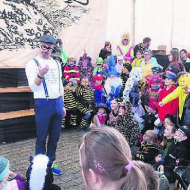 Kleine Narren ganz gross - «Pipo», der Clown, sorgt für leuchtende Kinderaugen. Bild: sus