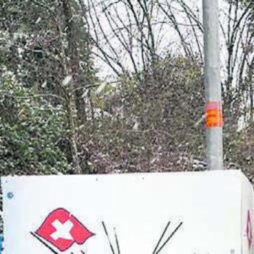 Ein Lächeln schenken - Die Freiämter Grossräte Mario Gratwohl (links) aus Niederwil und Christoph Hagenbuch aus Oberlunkhofen legten selber Hand an. Bild: zg