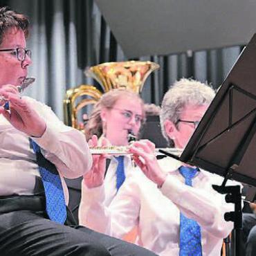 Von Helden und Legenden - Mit lauten Tönen vom Schlagzeug oder von der Trompete, aber auch mit leiseren der Querflöte begeisterte die Musikgesellschaft Boswil. Bild: ake