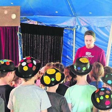 Vorhang auf und Manege frei - Gespannt hören die Schülerinnen und Schüler zu, was für Tipps Gian Cadonau ihnen für die Aufführung gibt. Bilder: Susanne Schild