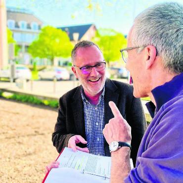 Sein Werk wird immer lebendiger - Der Autor im Austausch mit dem Regisseur: Christoph Zurfluh (links) und Adrian Meyer. Bild: zg