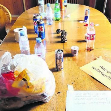 «Wir sind keine Notschlafstelle» - Überbleibsel einer Partynacht: So sah es eine Zeit lang oft aus am Morgen. Sehr zum Ärger der anderen Bewohner. Wie sauber oder dreckig es im Haus sei, hänge stark mit den Bewohnern zusammen, heisst es dazu bei der Gemeinde. Für das Aufräumen seien die Bewohner selber zuständig. Bild: Chregi Hansen