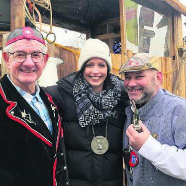 Kunterbunt in eine närrische Zeit - Das Fahnenkomitee (von links): Kurt Studer, Michèle Kronberger, Peti Gauch.