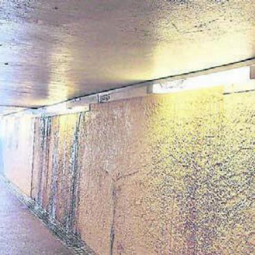 Missstände bald korrigieren - Die Personenunterführung Postplatz neben der neuen Tiefgarage ist laut Motionär in einem «erbärmlichen Zustand». Bild: Archiv