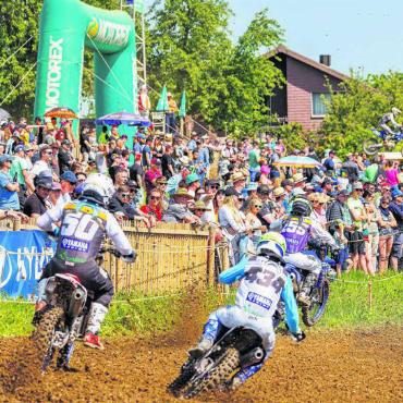 Von Skifahrern und Lokalmatadoren - Heulende Motoren und zahlreiche Besucher. Einmal mehr lockte das Motocross Muri am Pfingstmontag tausende von Menschen an. Bild: Simon Huwiler