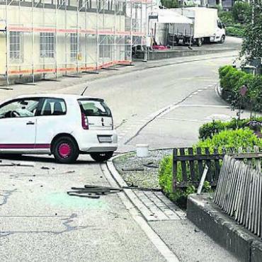 Am Steuer eingeschlafen - Der Skoda raste in ein Mäuerchen und überschlug sich. Bild: zg