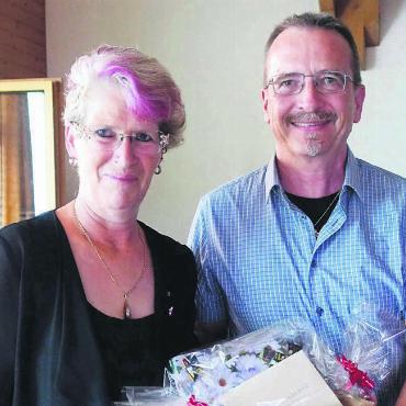 Dann waren es nur mehr drei - Vizeammann Franziska Stenico bedankt sich bei Christian Wenger für sein langjähriges Engagement im Gemeinderat. Bild: Susanne Schild